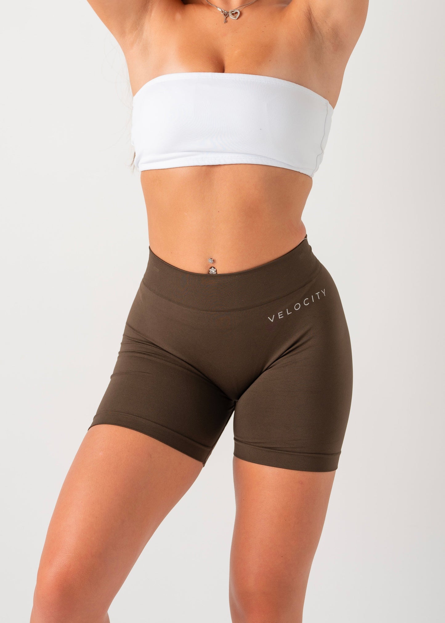 V SCRUNCH SEAMLESS SHORTS - CACAO