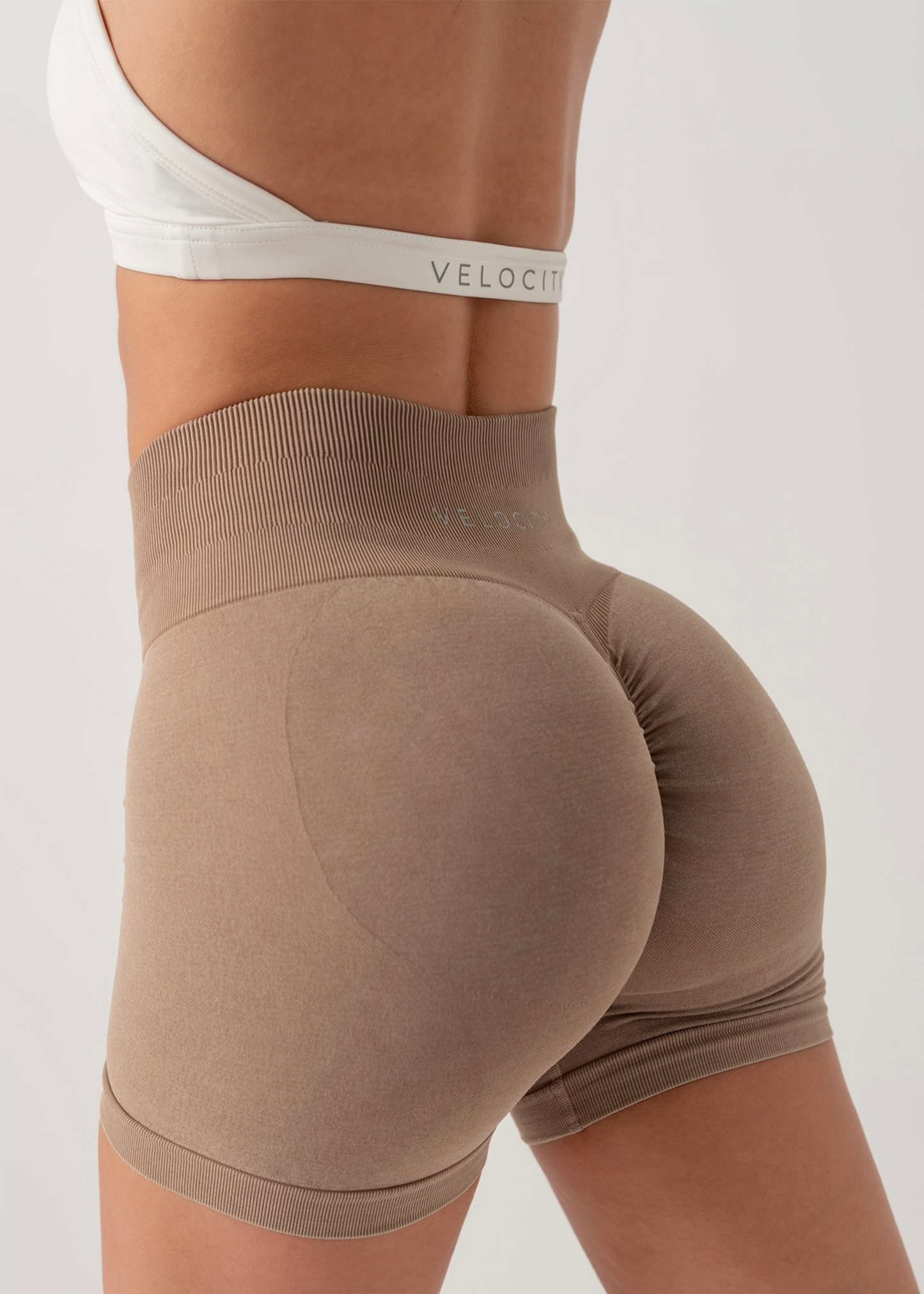 ULTIMATE SEAMLESS SCRUNCH SHORTS 2.0 - BEIGE