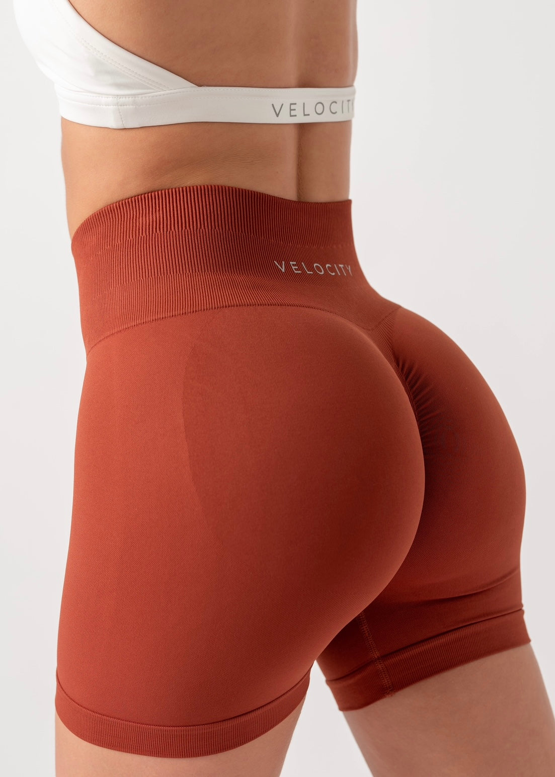 ULTIMATE SEAMLESS SCRUNCH SHORTS 2.0 - RUST