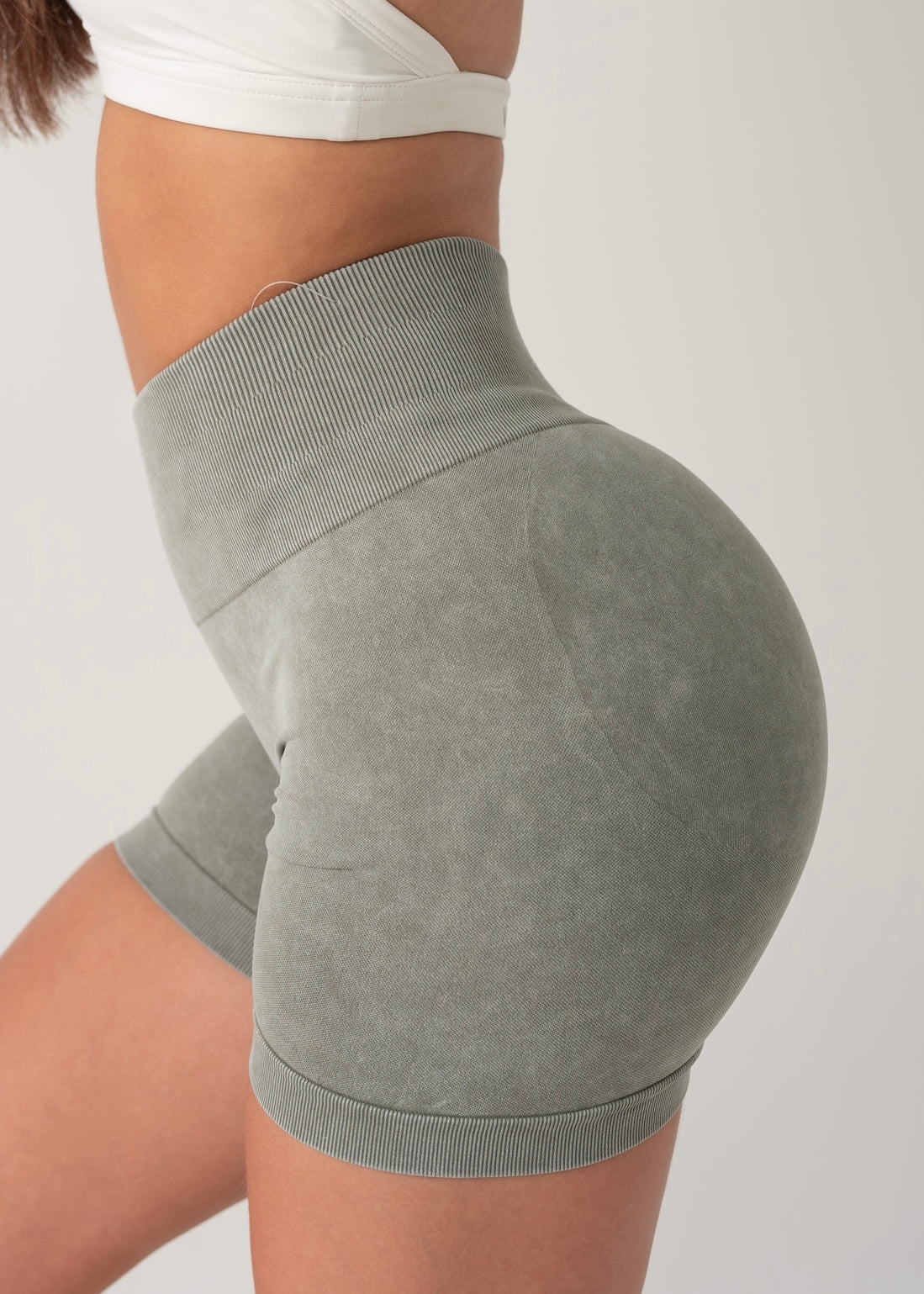 ULTIMATE SEAMLESS SCRUNCH SHORTS 2.0 - OLIVE