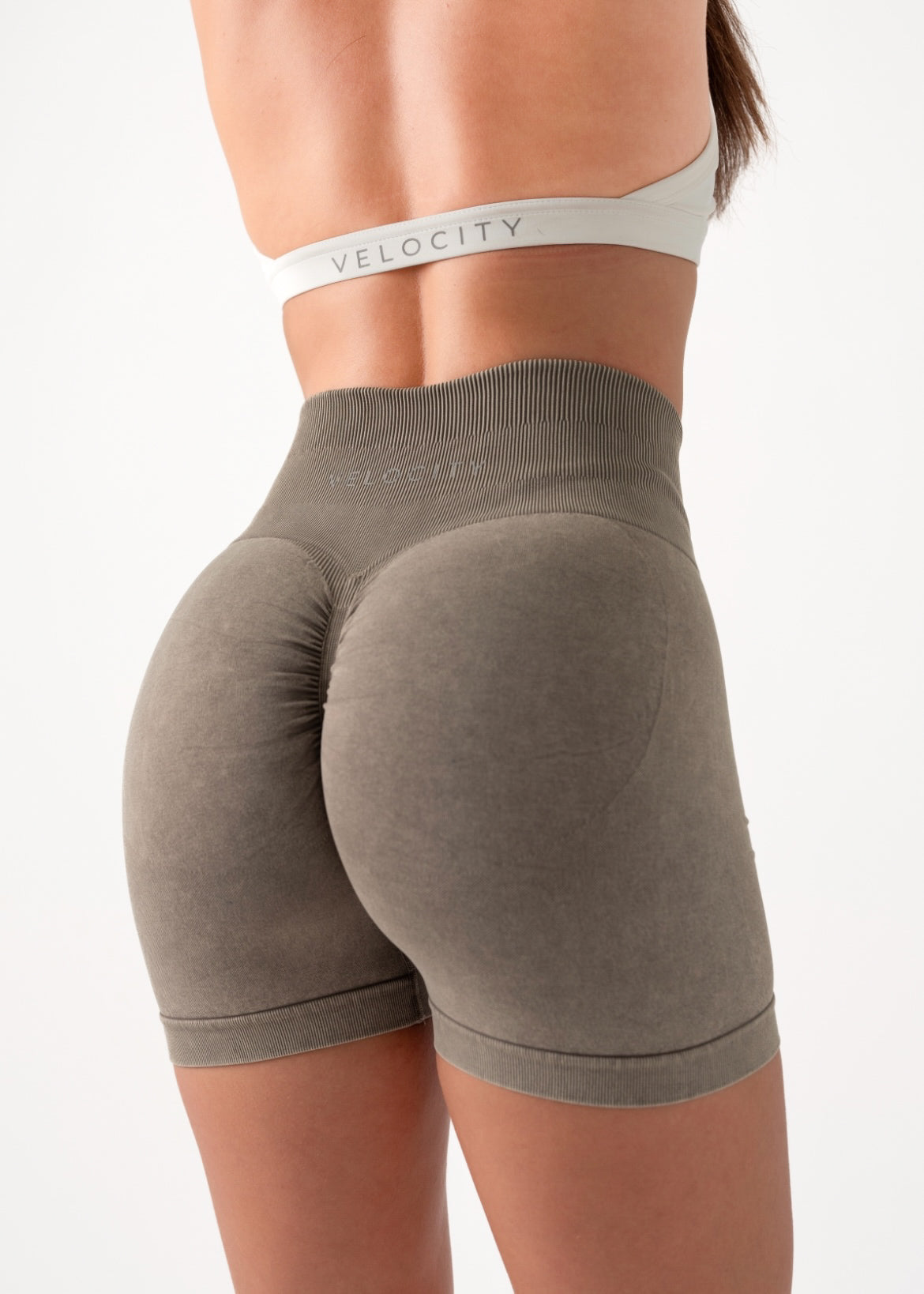 ULTIMATE SEAMLESS SCRUNCH SHORTS 2.0 - STONE