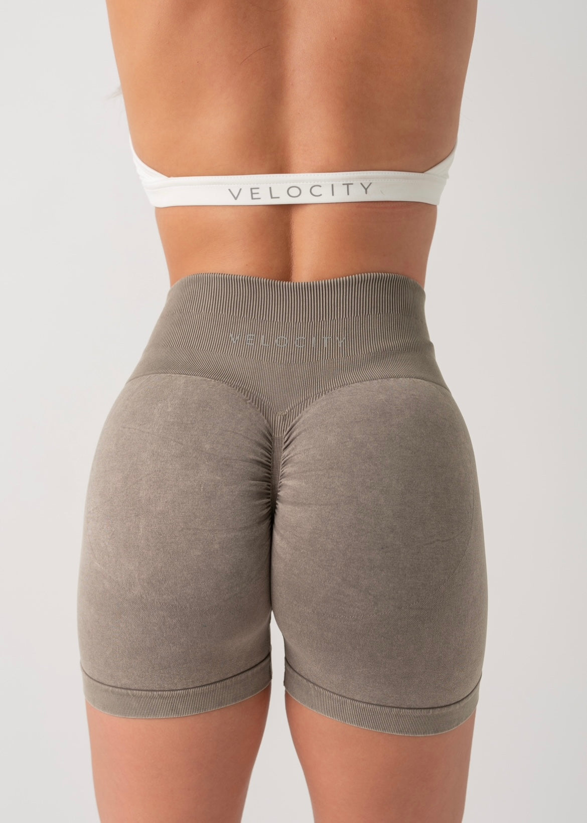 ULTIMATE SEAMLESS SCRUNCH SHORTS 2.0 - STONE