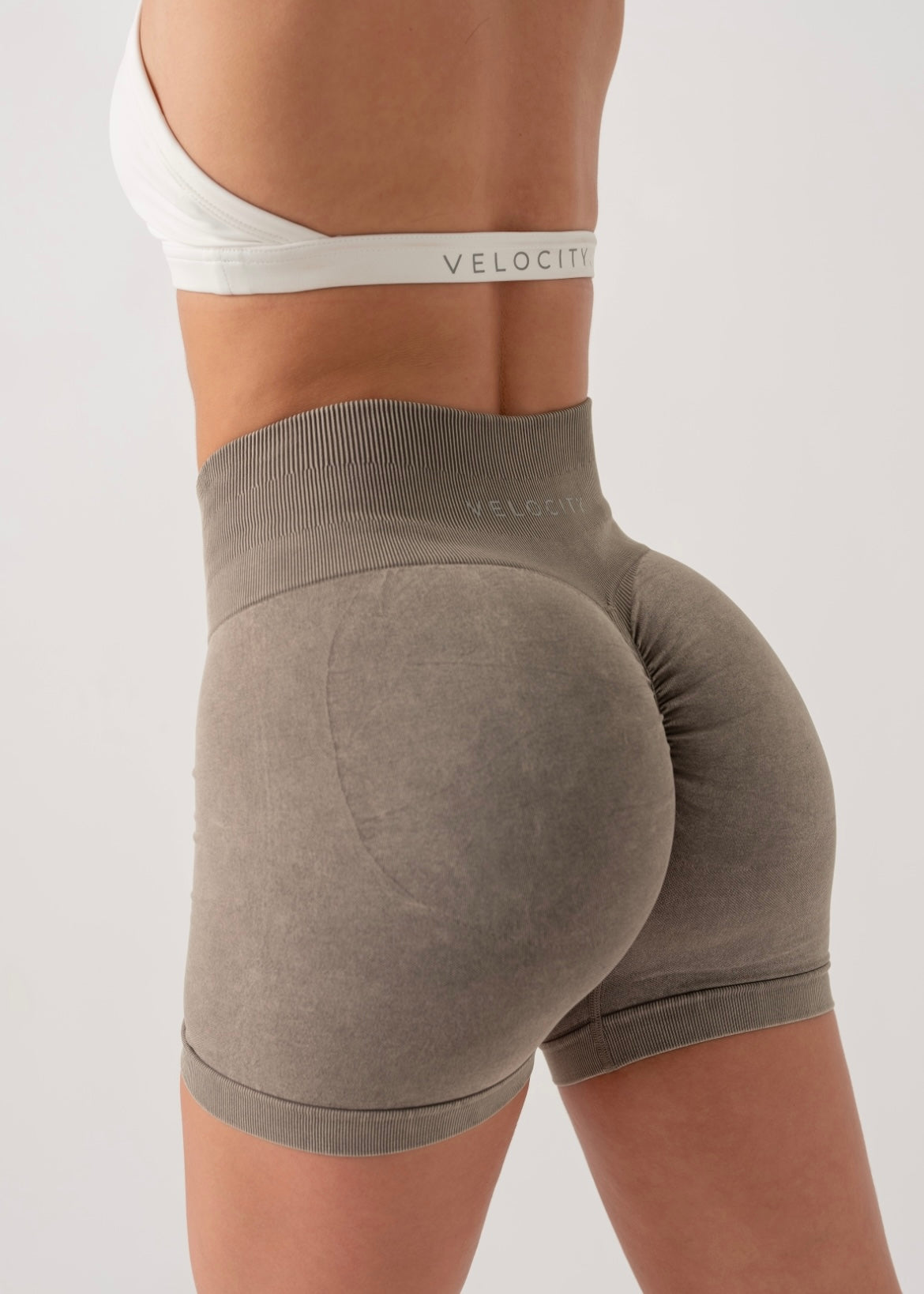 ULTIMATE SEAMLESS SCRUNCH SHORTS 2.0 - STONE