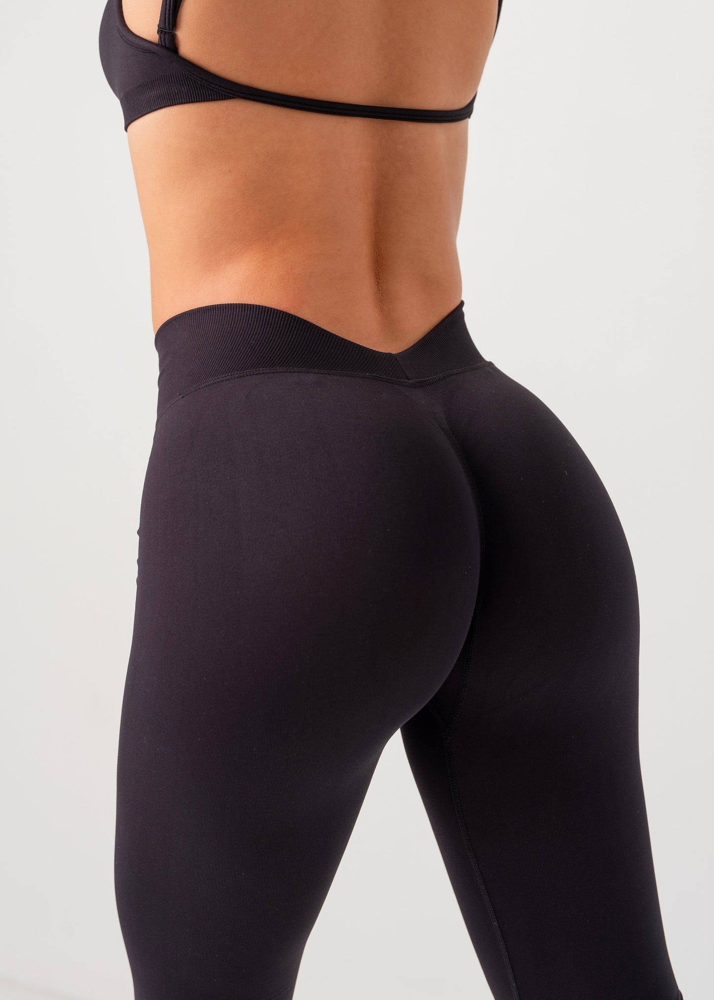 V SCULPT SEAMLESS LEGGINGS - BLACK