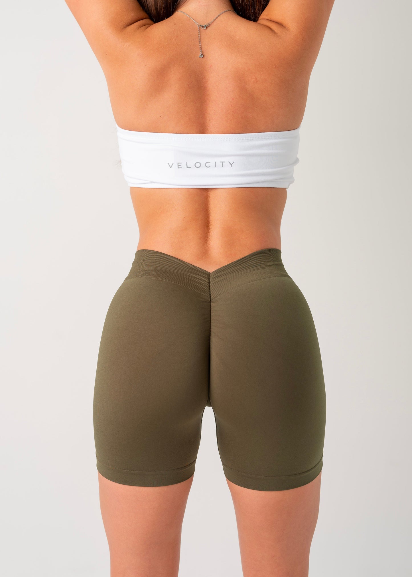 V SCRUNCH SEAMLESS SHORTS - IVY