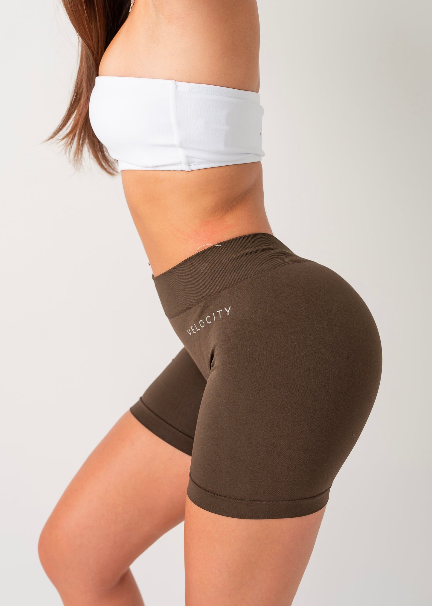 V SCRUNCH SEAMLESS SHORTS - CACAO