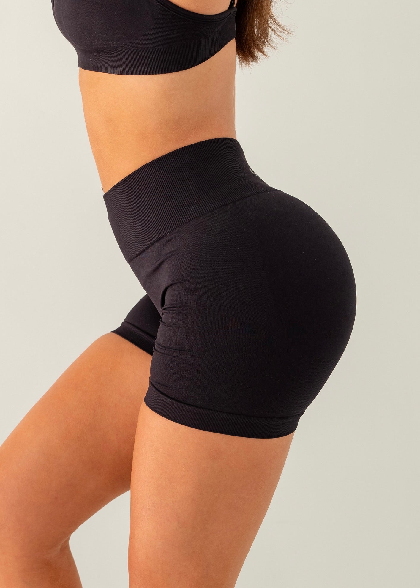 SIGNATURE SCRUNCH SHORTS - LIQUORICE