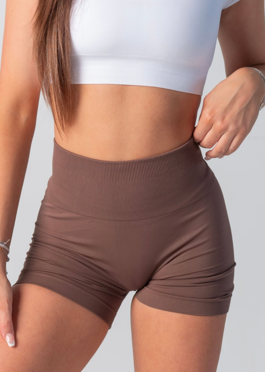 ULTIMATE SEAMLESS SCRUNCH SHORTS 2.0 - OAK