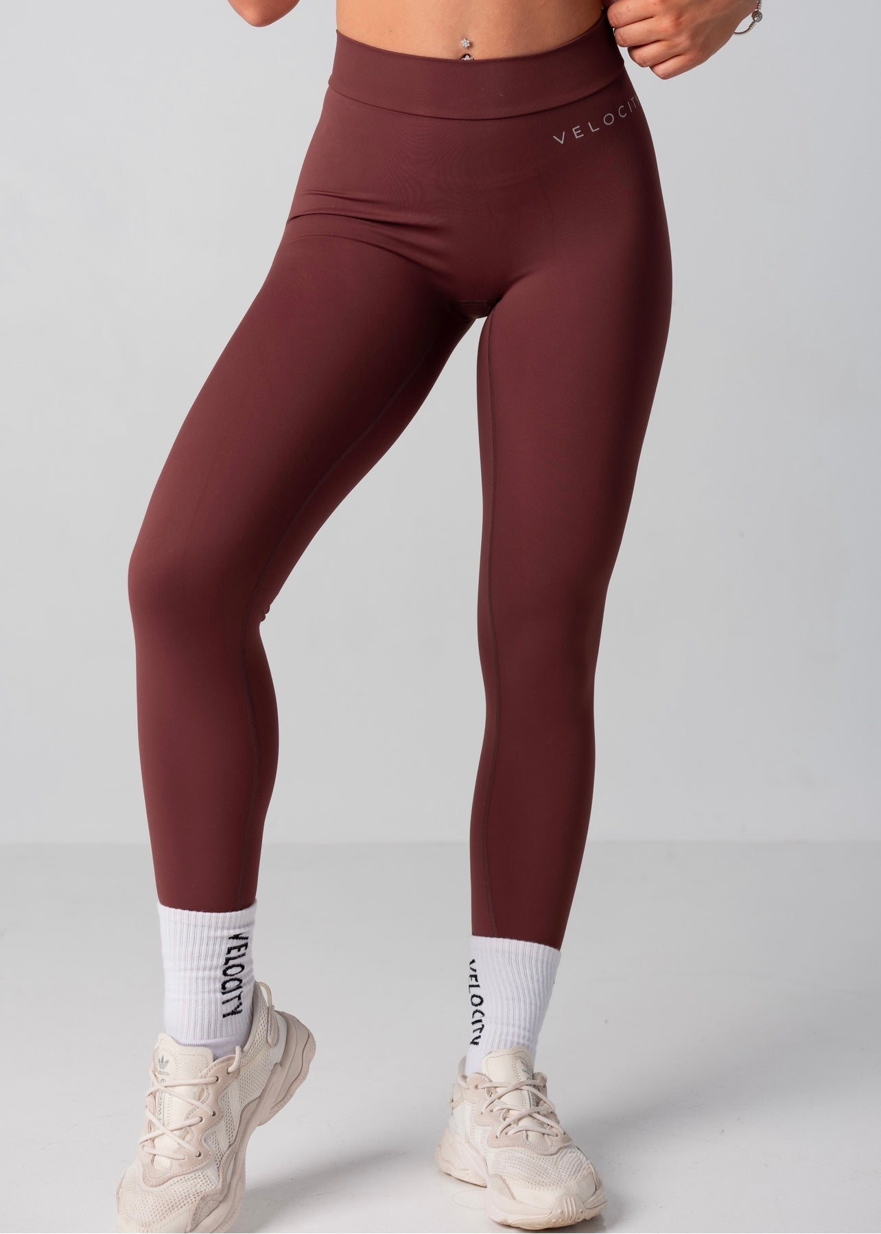 V SCRUNCH LEGGINGS - BROWN