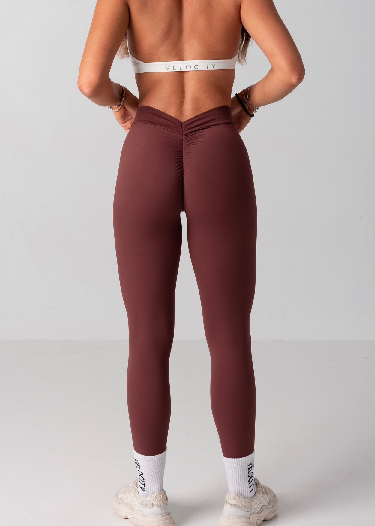 V SCRUNCH LEGGINGS - BROWN