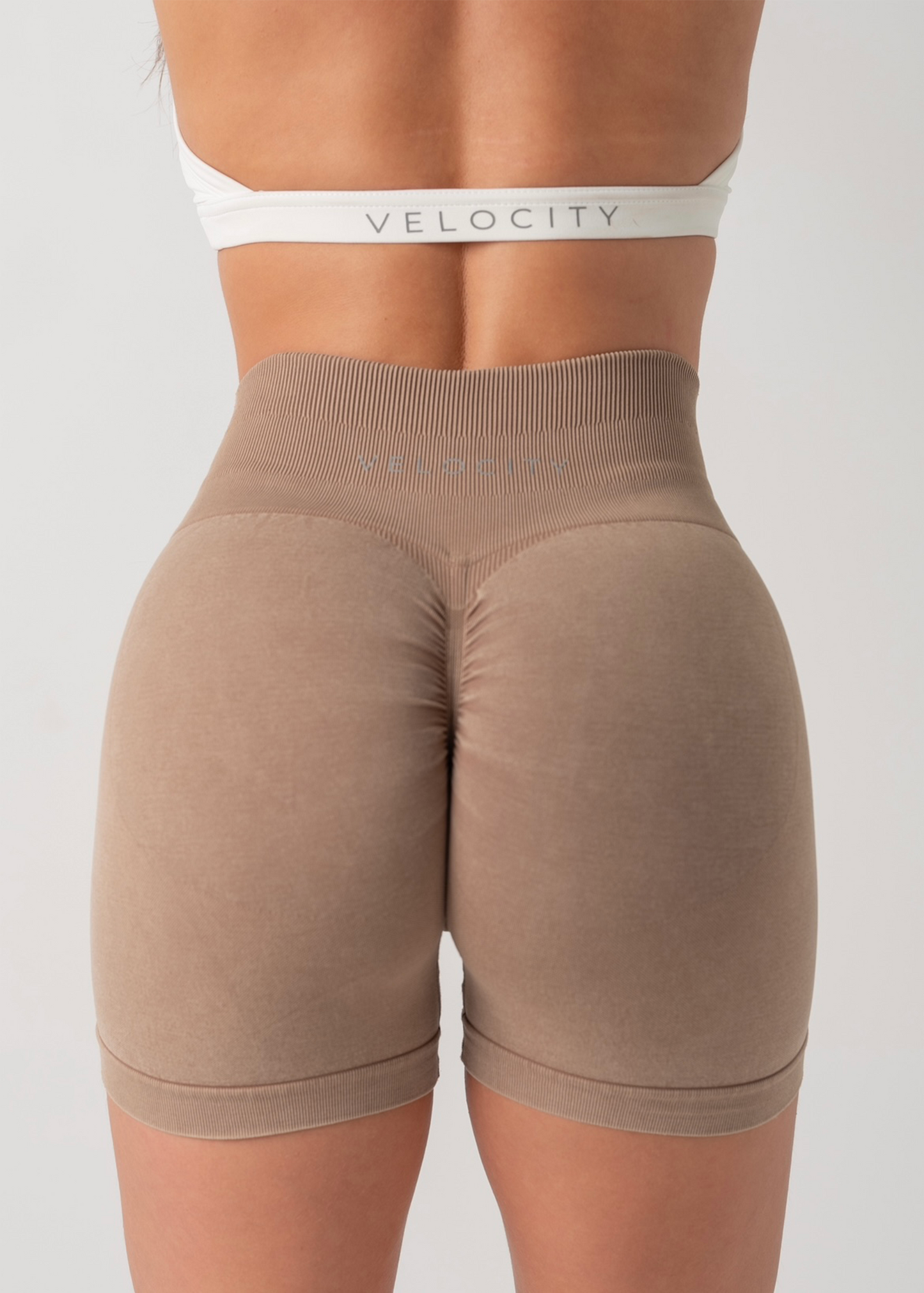 ULTIMATE SEAMLESS SCRUNCH SHORTS 2.0 - BEIGE
